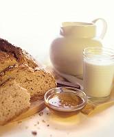 Frühstück mit frischem Brot und Milch