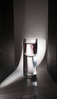 Shotglas mit dunklem Hintergrund; spannend beleuchtet