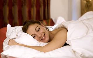 Frau lächelt im Schlaf entspannt
