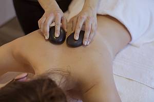 Sanfte Hot-Stone-Massage am Rücken