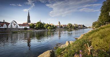 Blick über die Donau auf Ulmer Stadtansicht mit Münster