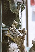 Gusseiserne Hände einer Statue