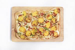 Schwäbische Pizza mit Kartoffeln und Speck