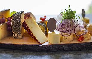 Vesperplatte mit verschiedenem Käse und Zwiebeln