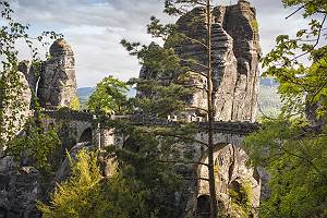 Felsenwelt der Bastei mit der Basteibrücke im Elbsandsteingebir