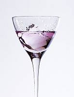 Alkoholisches Getränk auf Eis in elegantem hochstieligem Glas