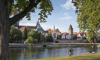 Blick über die Donau auf Ulmer Stadtansicht mit Münster