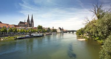 Ansicht der Weltkulturerbestadt über die Donau vom anderen Ufer
