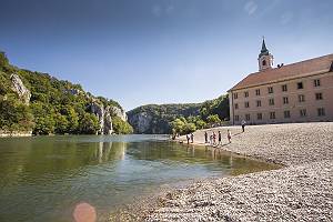 Donaustrand bei Kloster Weltenburg mit Blick auf Donaudurchbruch