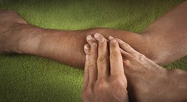 Masseur bearbeitet Unterarm während Massage