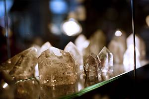 Beleuchtete Kristalle auf einem Glasregal