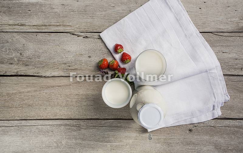 Milchprodukte und Erdbeeren aus Vogelperspektive