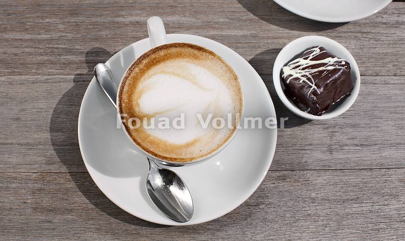 Kaffetasse mit kleinem Kaffeehäppchen