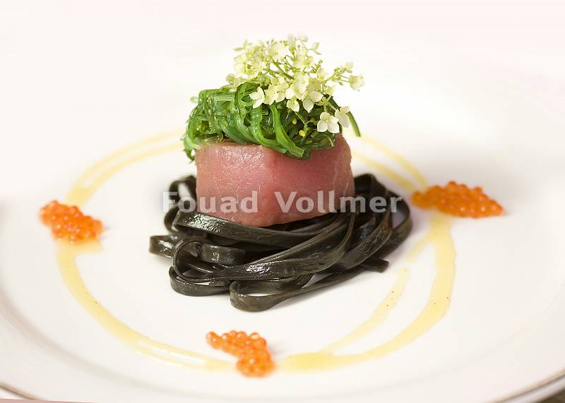 Tunfisch auf schwarzem Nudeln mit Algennest und Holunderblüte