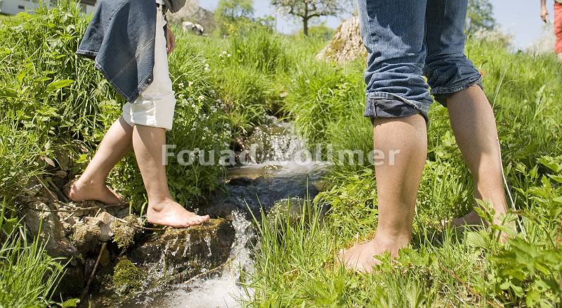 Füße eines Mannes und einer Frau erfrischen Ihre Füße an ein
