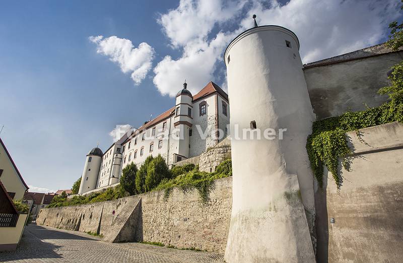 Dillinger Schloss mit mächtiger Mauer auf Hochterrasse