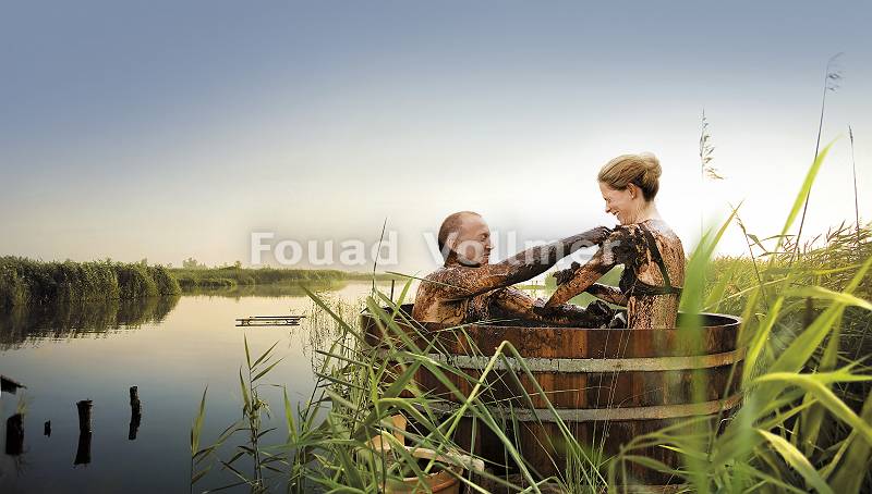 Paar genießt amüsiert Moorbad dem natürlichen Heilmittel Moor