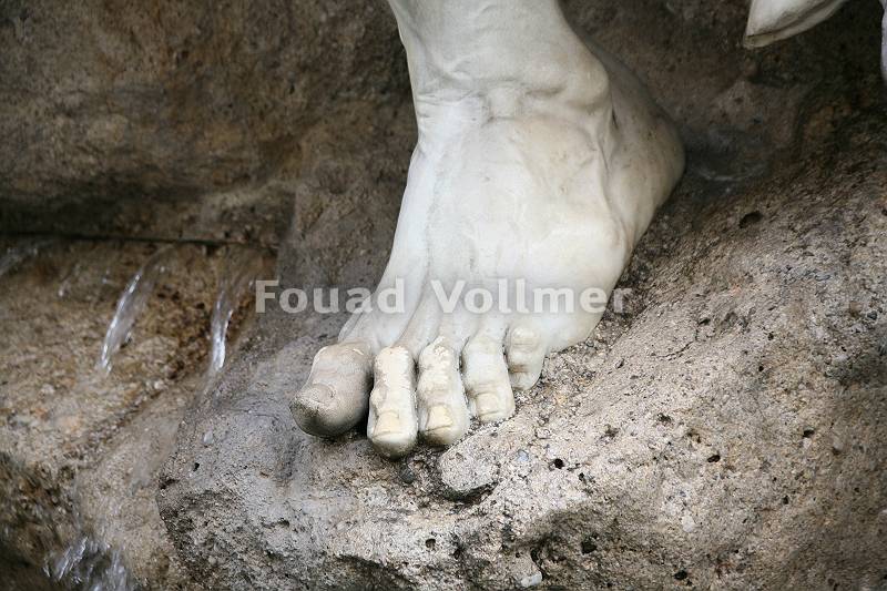 Fuß einer Statue aus Marmor