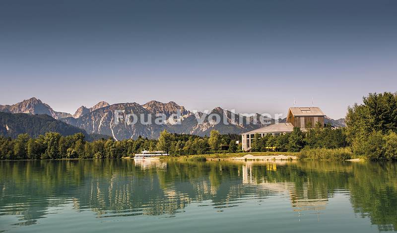 Blick auf das Festspielhaus in Füssen über den Forggensee mit