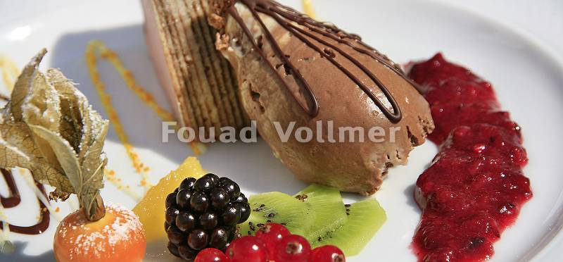 Schokoladeneis mit Früchten