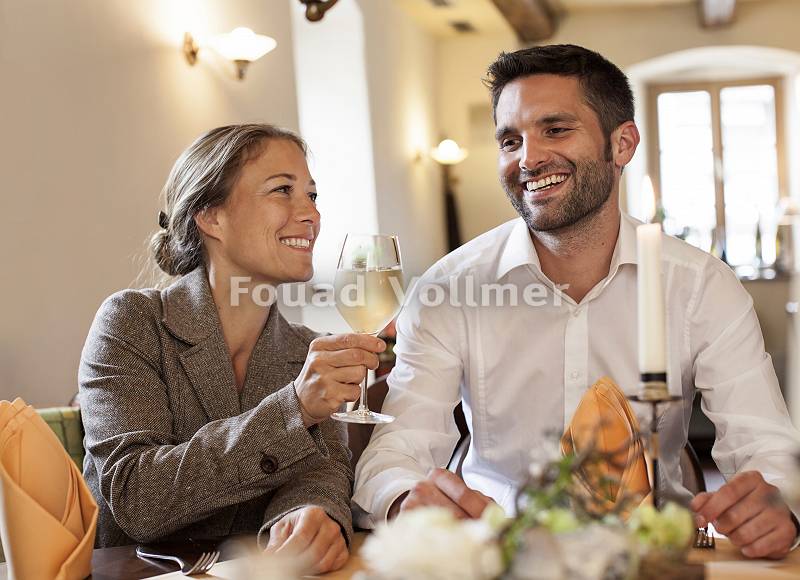 Paar trinkt Weißwein im Restaurant