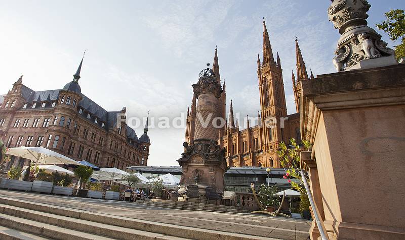 Marktplatz Wiesbaden mit Kirche und Rathaus