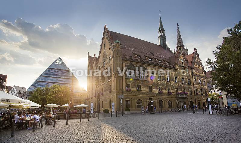 Ulmer Rathaus Abendstimmung im Gegenlicht mit Gastronomie