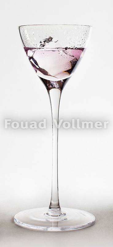 Alkoholisches Getränk auf Eis in elegantem, hochstieligem Glas