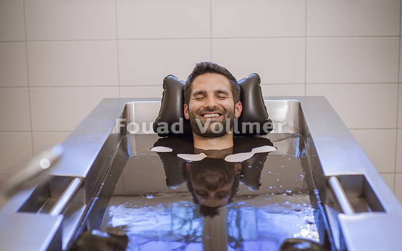Mann genießt lächelnd ein entspannendes Moorbad