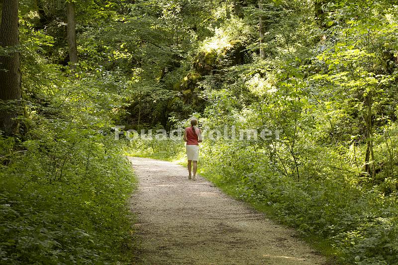 Eine Frau macht einen Spaziergang durch das Wolfstal