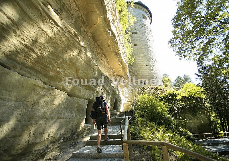 Tourist an Überlinger Stadtmauer
