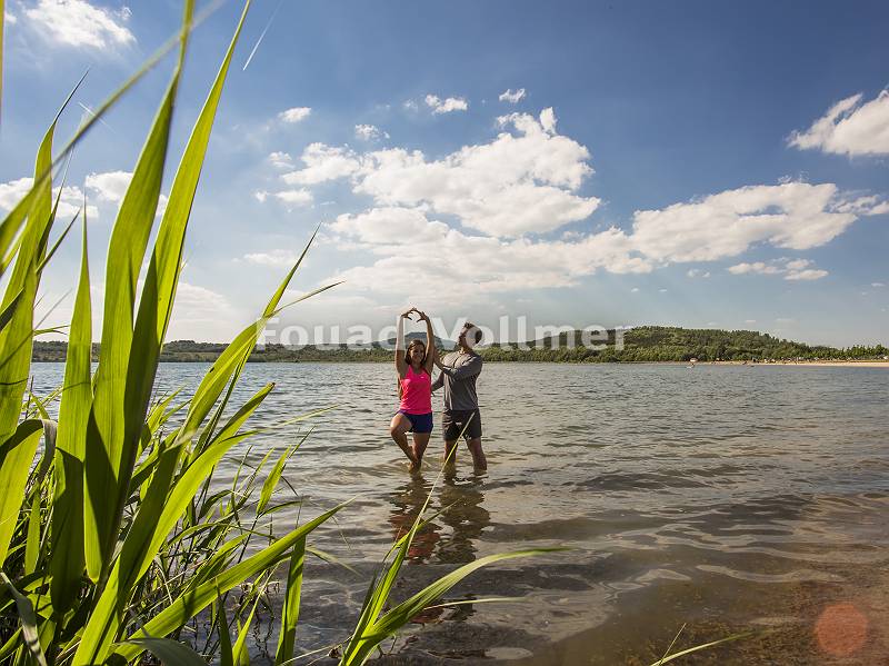 Ein Paar macht Yoga-Übungen am See
