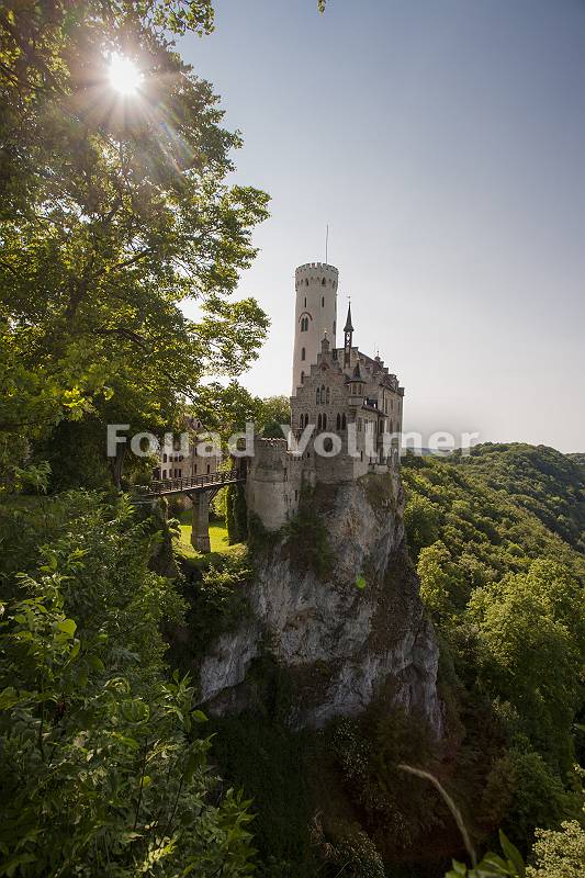 Schloss Lichtenstein thront im Sonnenschein über dem Echaztal