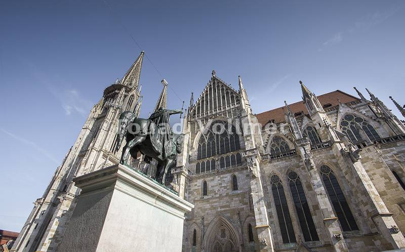 Fotografie des St. Petersdoms in Regensburg in Froschperspektive