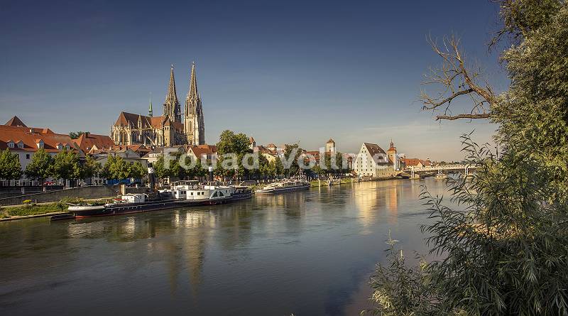 Die Altstadt von Regensburg mit dem Dom St. Peter an der Donaiu