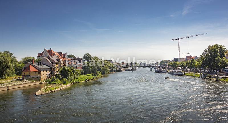 Donau teilt Regensburg in den historischen Teil und Stadtamhof