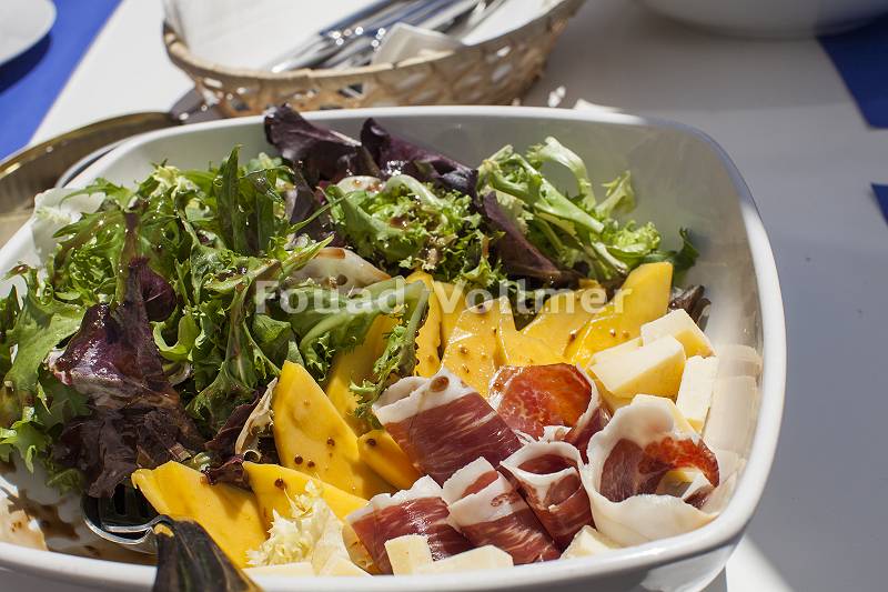 Süßsauer Salat mit Mango und Räucherschinken