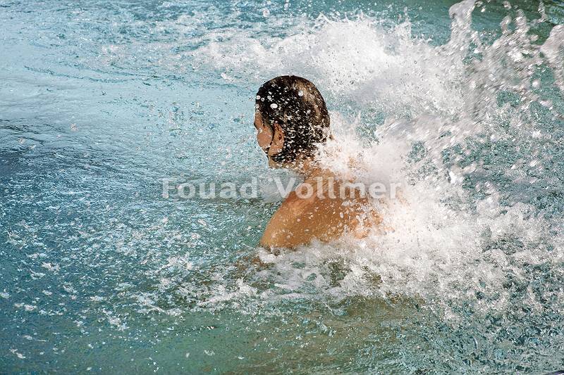 Mann im Pool genießt eine Wassermassage