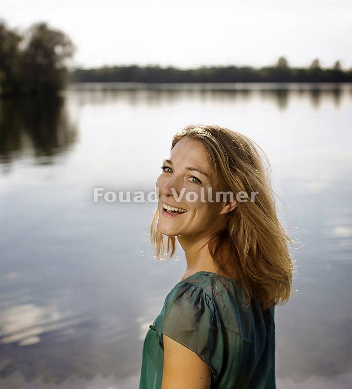 Portrait einer natürlcihen Frau am See