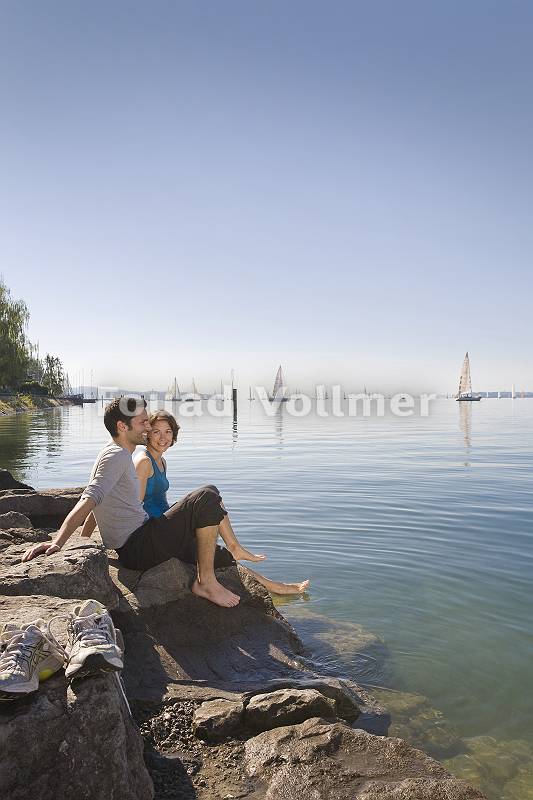 Sportliches Paar entspannt gemeinsam am Bodensee