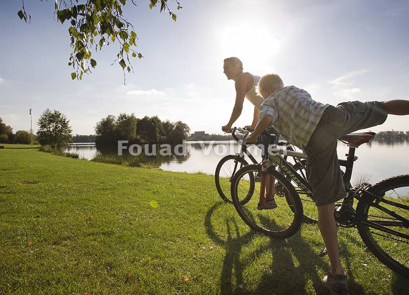 Radfahrer anch Pause am See