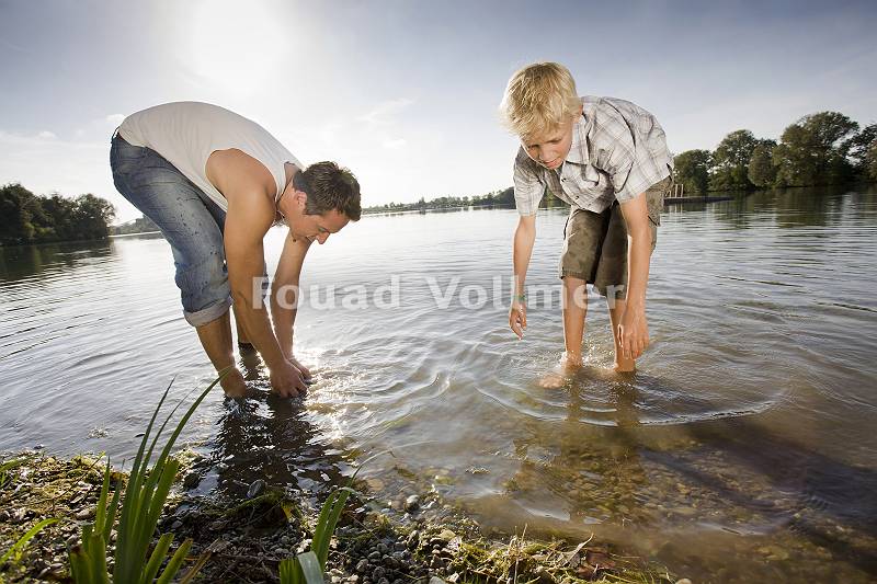 Brüder verbringen ihre Freizeit am Seeufer