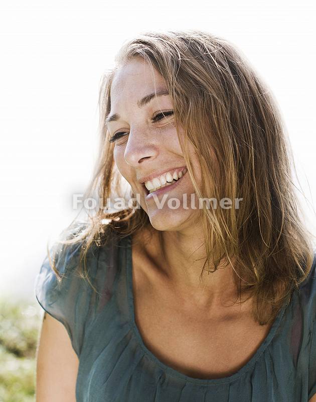 Natürliche Schönheit, Portrait einer lachenden Frau die sich a