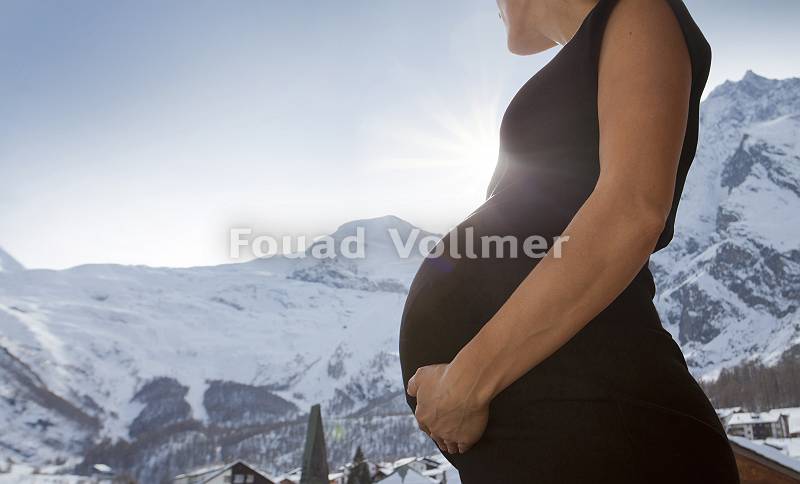 Schwangere Frau vor Alpenpanorama