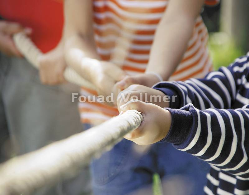 Kinder ziehen gemeinsam an einem Seil
