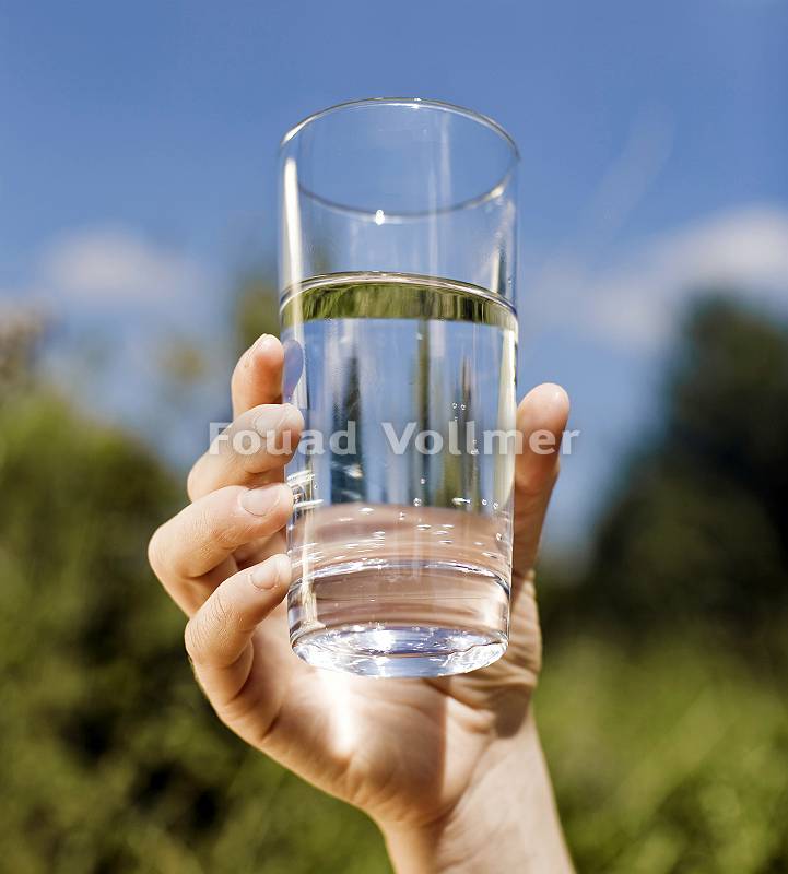 Ein Glas mit klarem Wasser